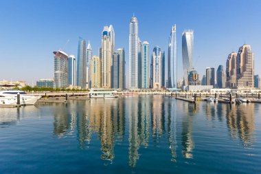 Dubai Marina ve Harbour gökyüzü mimarisi Birleşik Arap Emirlikleri 'nin su yansıtma şehrinde seyahat ediyorlar.