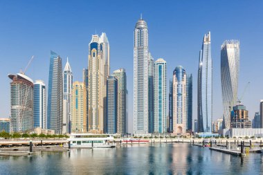 Dubai Marina ve Harbour gökyüzü mimarisi Birleşik Arap Emirlikleri 'nin su yansıtma şehrinde seyahat ediyorlar.