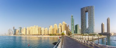 Dubai Jumeirah Plajı JBR Marina gökdelen mimari binalar Birleşik Arap Emirlikleri şehrinde tatil manzarası gezisi
