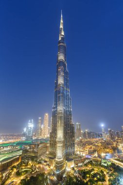 Dubai Burj Halife Kalifa gökdeleni gece Birleşik Arap Emirlikleri şehrinde gökyüzü mimarisi inşa ediyor.