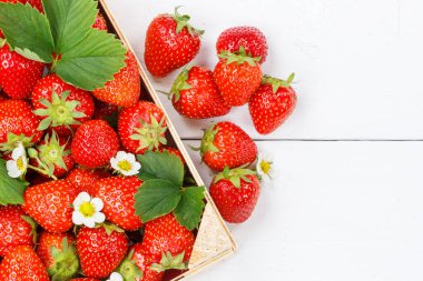 Çilek, meyve, çilek, meyve, meyve kutusu, fotokopi alanı, ahşap bir tahtanın üzerinde.