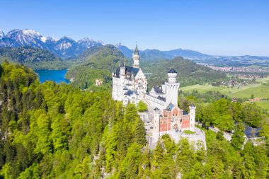 Schloss Neuschwanstein şatosu hava manzaralı Alpler manzaralı Bavyera Almanya yukarıdan seyahat ediyor