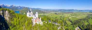 Schloss Neuschwanstein şatosunun hava manzarası mimarisi Alpler manzarası Bavyera Almanya yukarıdan seyahat panoraması