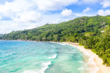 Seyşeller Takamaka plajı Mahe adası tatil okyanus palmiyeleri insansız hava aracı görüntülü fotoğraf turizmi