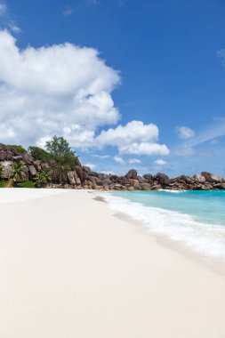 Seyşeller Grand Anse plajı La Digue adasının portresi tatil formatı seyahat turizmi
