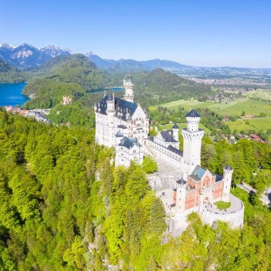 Schloss Neuschwanstein Şatosu Mimari Alpler manzarası Bavyera Almanya seyahat meydanı yukarıdan