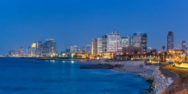 İsrail 'de Tel Aviv gökdelenleri, gökdelenler, alacakaranlık.