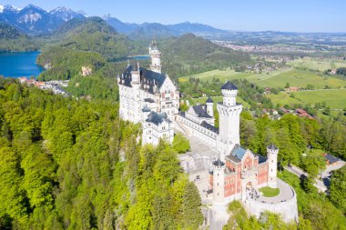 Schloss Neuschwanstein şatosu hava manzaralı Alpler manzaralı Bavyera Almanya yukarıdan seyahat ediyor