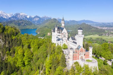 Schloss Neuschwanstein şatosu hava manzaralı Alpler manzaralı Bavyera Almanya yukarıdan seyahat ediyor
