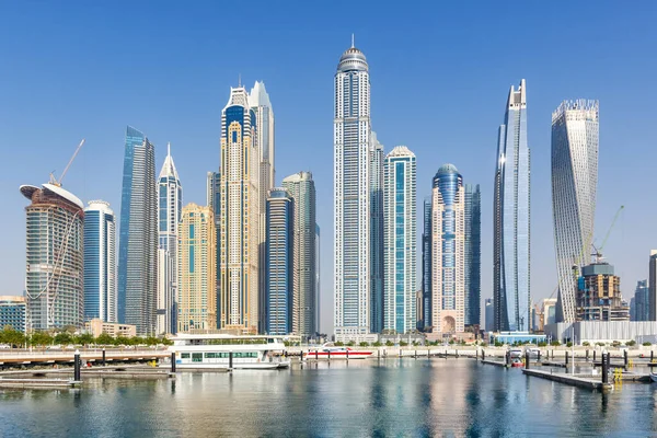 Dubai Marina ve Harbour gökyüzü mimarisi Birleşik Arap Emirlikleri 'nin su yansıtma şehrinde seyahat ediyorlar.