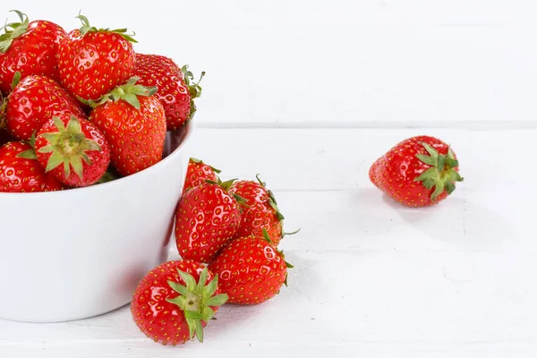 Morangos Bagas Frutas Fruta Morango Uma Tigela Comida Madeira Bordo — Fotografia de Stock