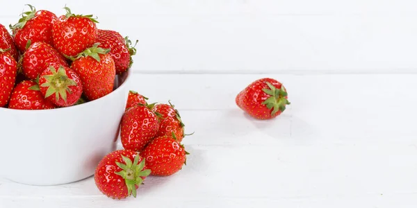草莓果实草莓果实在一个碗里 在木板上 全景食物 — 图库照片