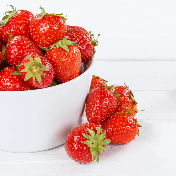 Morangos Bagas Frutas Fruta Morango Uma Tigela Tábua Madeira Comida — Fotografia de Stock