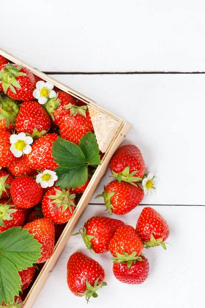 Aardbeien Bessen Vruchten Aardbei Fruit Doos Copyspace Kopieerruimte Een Houten — Stockfoto