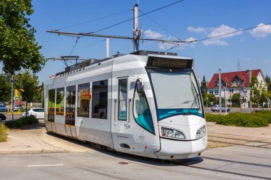 Kassel, Almanya - 8 Ağustos 2020 Kassel tramvay treni Hollndische Caddesi, Almanya.