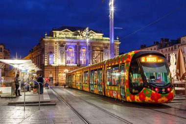 Montpellier, Fransa - 23 Mayıs 2015 Montpellier tramvayı Montpellier toplu taşıma ulaşımı Montpellier, Fransa 'daki Komedi İstasyonu' nda.