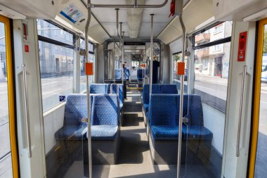 Kassel, Almanya - 8 Ağustos 2020 Tramvay İçişleri Bombacısı Flexity Klasik toplu taşıma.