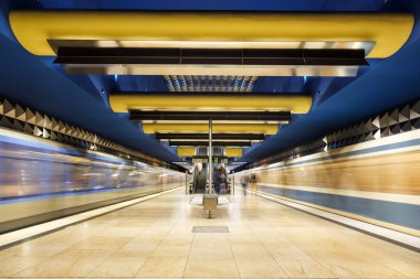 Münih, Almanya - 16 Kasım 2014 Metro Metro Metro Metro İstasyonu Olympia-Einkaufszentrum OEZ, Almanya.