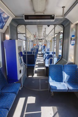 Kassel, Almanya - 8 Ağustos 2020 Tramvay İçişleri Bombacısı Flexity Klasik Toplu Taşıma Portresi Biçimi, Kassel, Almanya.