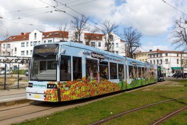 Schwerin, Almanya - 22 Nisan 2021 Tramvay Ulaşım Platz der Freiheit İstasyonu Schwerin, Almanya.