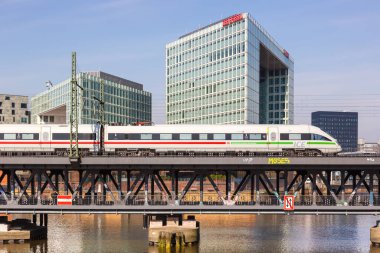 Hamburg, Almanya - 21 Nisan 2021 ICE T yüksek hızlı tren Deutsche Bahn DB Hamburg, Almanya Oberhafen köprüsü üzerinde.