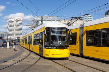 Berlin, Almanya - 23 Nisan 2021 Tramvay Bombacısı Flexity hafif demiryolu taşımacılığı Alexanderplatz Berlin, Almanya.