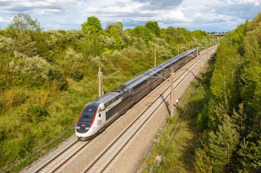 Stuttgart, Almanya - 13 Mayıs 2021 TGV Duplex yüksek hızlı tren hattı Almanya 'da Mannheim-Stuttgart.
