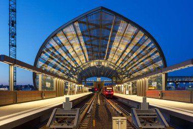 Hamburg, Almanya - 20 Nisan 2021 Hochbahn Metro tren hattı U4 istasyonu Elbbrcken, Hamburg, Almanya.