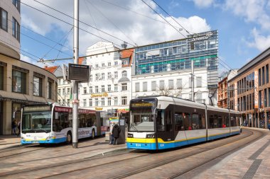 Schwerin, Almanya - 22 Nisan 2021 tramvay otobüsü Marienplatz istasyonu Schwerin, Almanya.