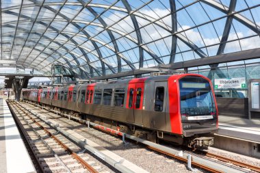 Hamburg, Almanya - 21 Nisan 2021 Hochbahn Metro tren hattı U4 istasyonu Elbbrcken, Hamburg, Almanya.
