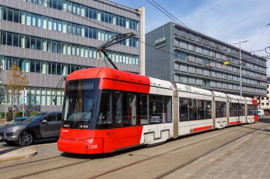Nuremberg, Almanya - 24 Nisan 2021 Tramvay ana ulaşım istasyonu Hauptbahnhof, Nuremberg, Almanya.