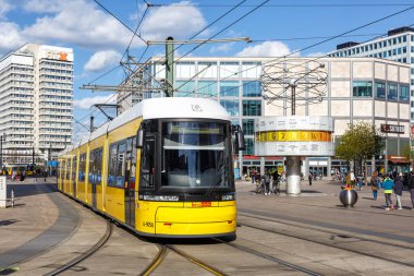 Berlin, Almanya - 23 Nisan 2021 Tramvay Bombacısı Flexity hafif demiryolu taşımacılığı Alexanderplatz Berlin, Almanya.