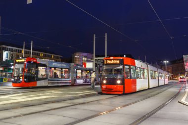 Bremen, Almanya - 19 Nisan 2021 Tramvay taşımacılığı Hauptbahnhof ana istasyonu Bremen, Almanya.