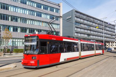 Nuremberg, Almanya - 24 Nisan 2021 Tramvay ana ulaşım istasyonu Hauptbahnhof, Nuremberg, Almanya.