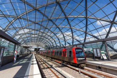 Hamburg, Almanya - 21 Nisan 2021 Hochbahn Metro tren hattı U4 istasyonu Elbbrcken, Hamburg, Almanya.
