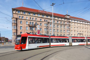 Nuremberg, Almanya - 24 Nisan 2021 Tramvay ana ulaşım istasyonu Hauptbahnhof, Nuremberg, Almanya.