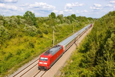 Stuttgart, Almanya - 12 Mayıs 2021 DB Deutsche Bahn IC treni Stuttgart, Almanya 'da Mannheim-Stuttgart demiryolu hattında.