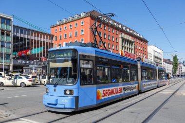 Münih, Almanya - 1 Haziran 2021 Adtranz Tramvayı GT6N hafif demiryolu taşımacılığı Münih, Almanya.
