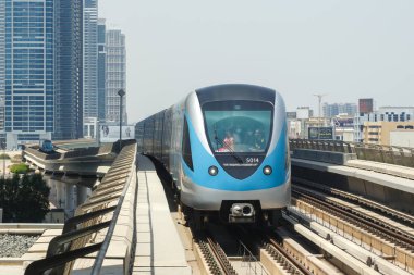 Dubai, Birleşik Arap Emirlikleri - 25 Mayıs 2021 Dubai Metro toplu taşıma ulaşım trafiği Dubai, BAE.