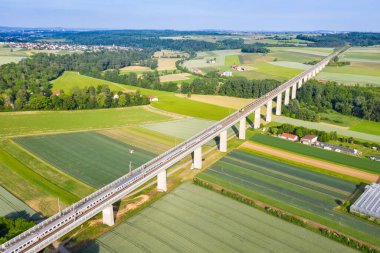 Enzweihingen, Almanya - 16 Haziran 2021 Enzweihingen, Almanya 'da yüksek hızlı demiryolu hattı Mannheim-Stuttgart' ın Enztal köprüsünde trenler.