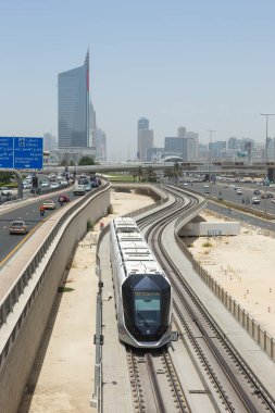 Dubai, Birleşik Arap Emirlikleri - 24 Mayıs 2021 Dubai tramvayı toplu taşıma taşımacılık taşımacılığı trafik portresi formatı Dubai, BAE.