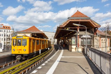 Berlin, Almanya - 23 Nisan 2021 U1 tren hattı Schlesisches Tor, Berlin, Almanya.