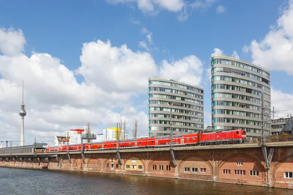 Берлин Германия Апреля 2021 Года Региональный Поезд Deutsche Boerse Районе — стоковое фото
