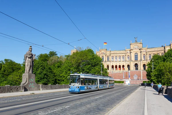 ドイツ ミュンヘン 2021年6月1日トラム アドトランツGt6Nライトレール公共交通機関がドイツ ミュンヘンのマキシミリアヌムにあります — ストック写真