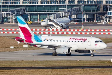 Stuttgart, Almanya - 15 Ocak 2021 Eurowings Airbus A319 uçağı Almanya 'daki Stuttgart Havalimanı' nda. Airbus, Toulouse, Fransa merkezli bir Avrupalı uçak üreticisi..