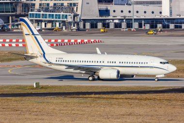 Stuttgart, Almanya - 15 Ocak 2021 Gainjet Ireland Boeing 737-700 (BBJ) uçağı Almanya 'daki Stuttgart Havalimanı' nda (STR).