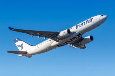 Frankfurt, Almanya - 13 Şubat 2021 İran Air Airbus A330-200 uçağı Frankfurt Havaalanı 'nda (FRA). Airbus, Toulouse, Fransa merkezli bir Avrupalı uçak üreticisi..