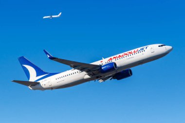 Frankfurt, Almanya - 13 Şubat 2021 AnadoluJet Boeing 737-800 uçağı Frankfurt Havaalanı 'nda (FRA). Boeing, merkezi Chicago 'da bulunan bir Amerikan uçak üreticisi..