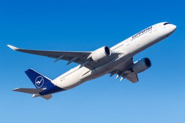 Frankfurt, Almanya - 13 Şubat 2021 Lufthansa Airbus A350-900 uçağı Frankfurt Havaalanı 'nda (FRA). Airbus, Toulouse, Fransa merkezli bir Avrupalı uçak üreticisi..