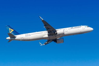 Frankfurt, Almanya - 13 Şubat 2021 Air Astana Airbus A321neo uçağı Frankfurt Havaalanı 'nda (FRA). Airbus, Toulouse, Fransa merkezli bir Avrupalı uçak üreticisi..